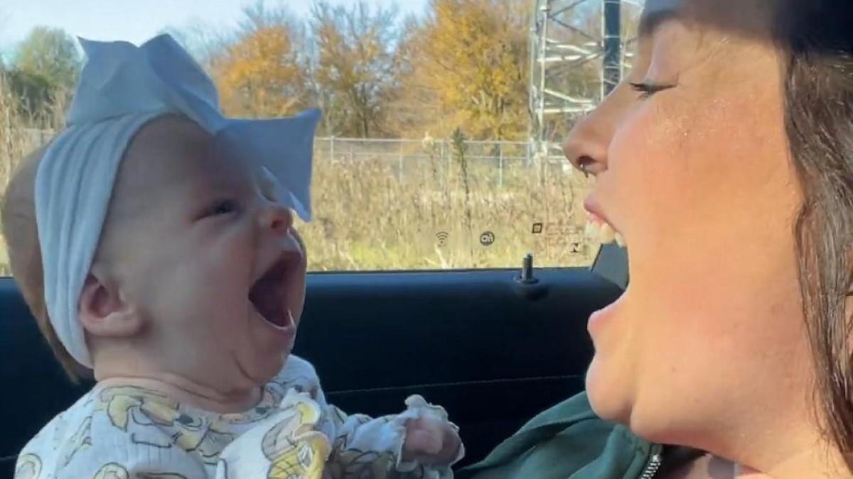 Νεογέννητο ξεκαρδίζεται στα γέλια κάθε φορά που του τραγουδάει η μαμά του